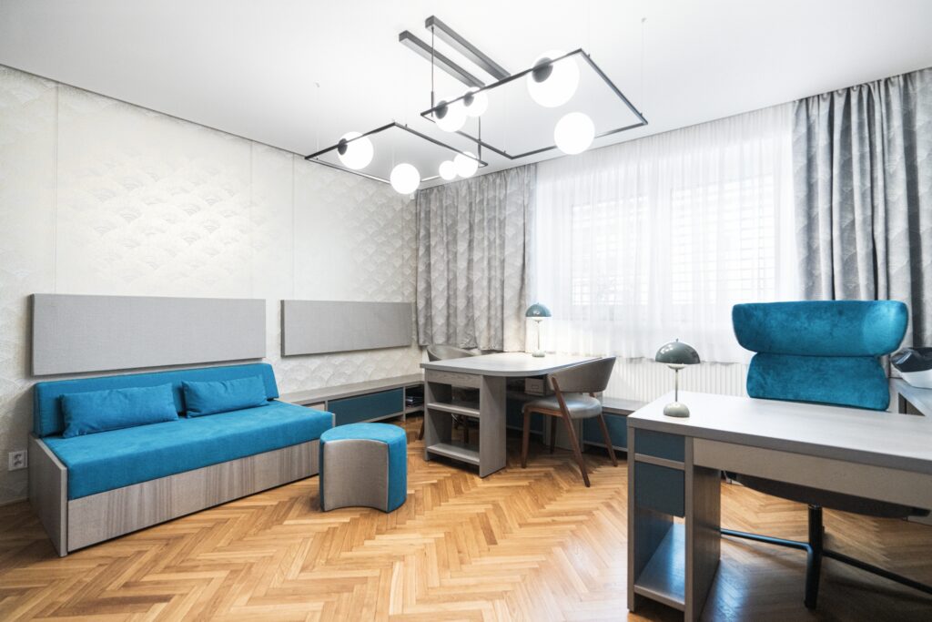 Pracovna ve třičtvrtě na dvanáct