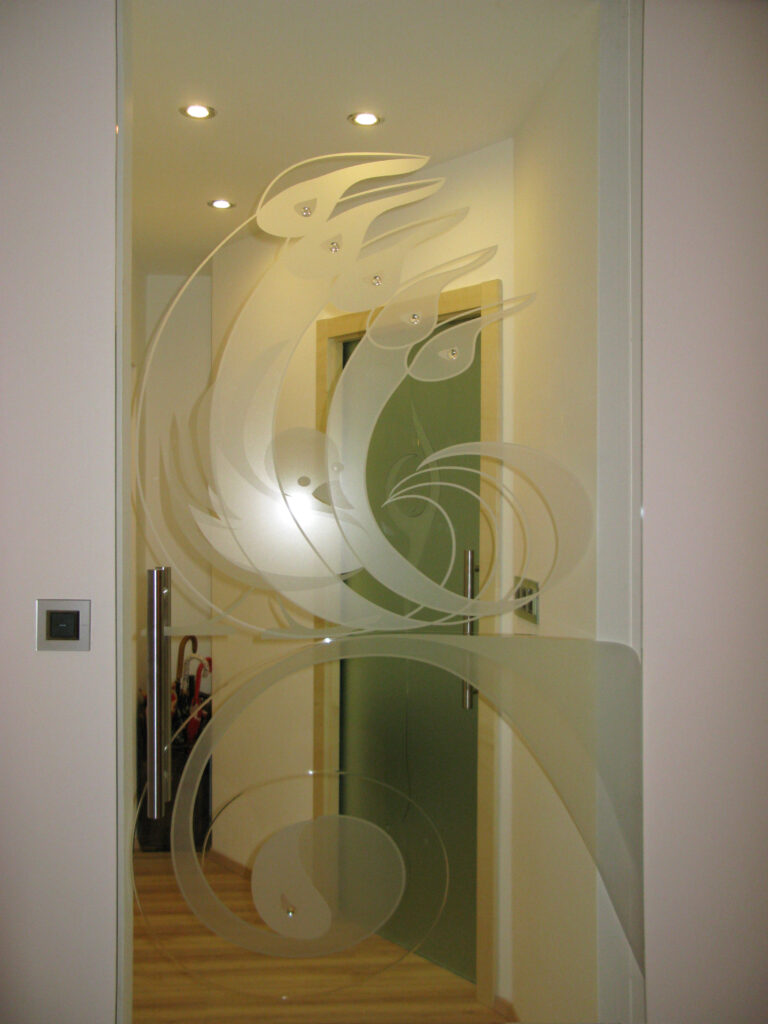 Pískované sklo v interiéru s historickým nábytkem